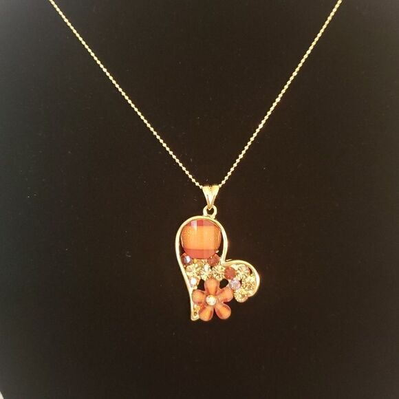 NWT Gorgeous Asymmetrical Heart Shaped Sparkly Pendant Necklace - Picture 4 of 8